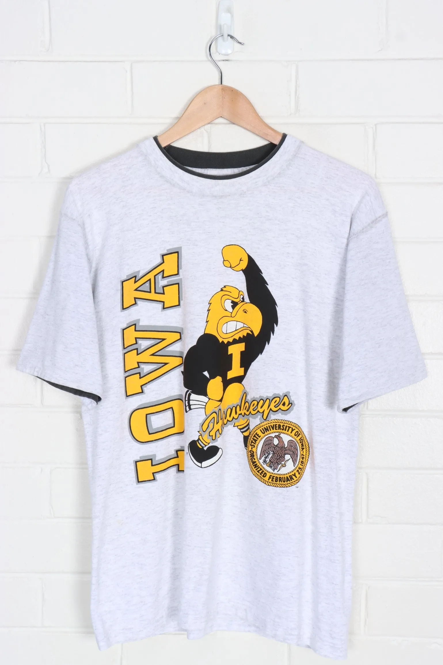 Iowa Hawkeyes College Football Crest Mascot Tee (M)